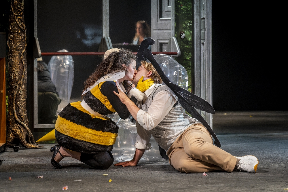 Der Tenor Peter (Theo Rohde) bandelt mit der Sopranistin Petra (Zsófia Szabó) an