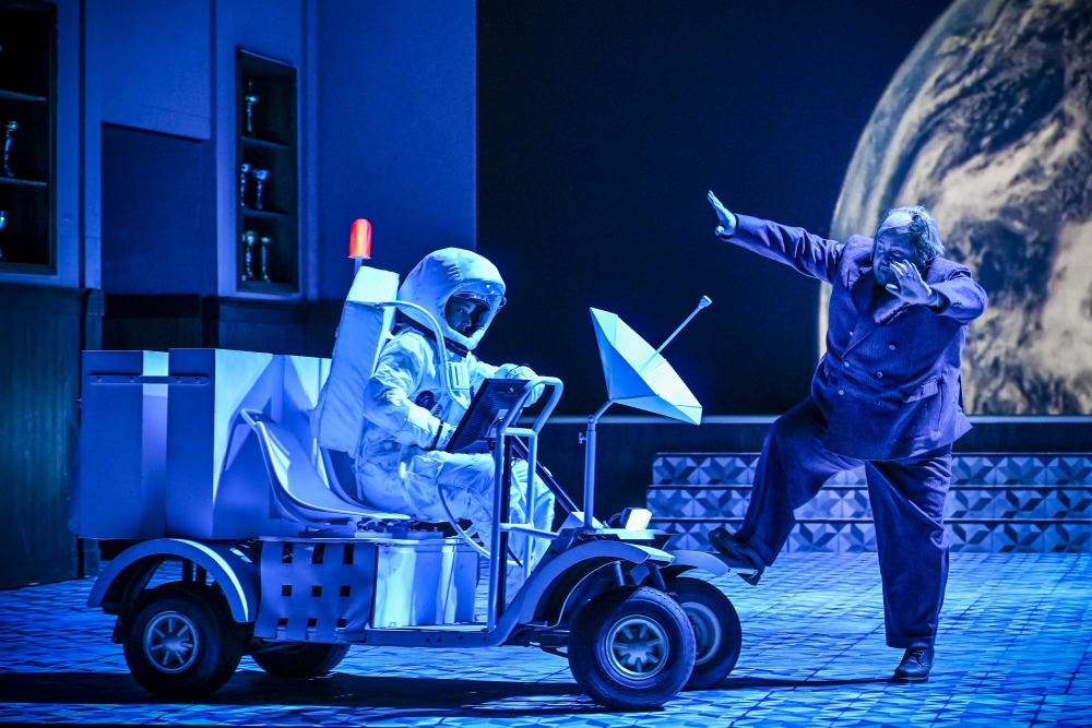 Im ersten Teil träumt sich Brouček (Nicky Spence, rechts) auf den Mond