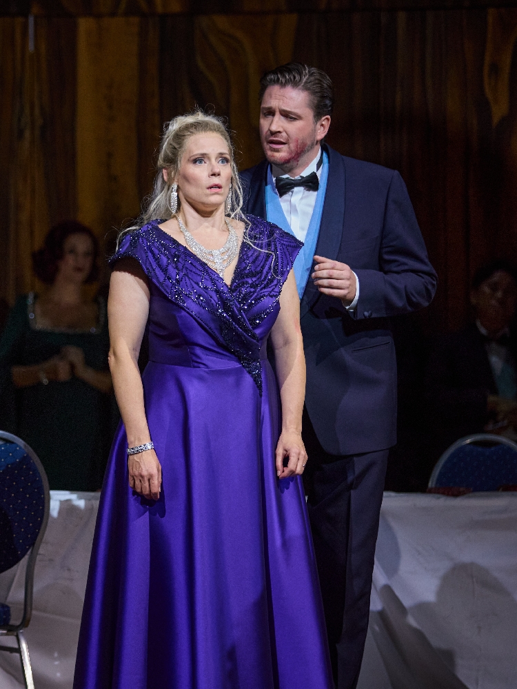Emily Newton ist eine selbstbewusste Elisabeth, Samuel Hasselhorn ein Wolfram, unter dessen richterlicher Etikette es gehörig brodelt