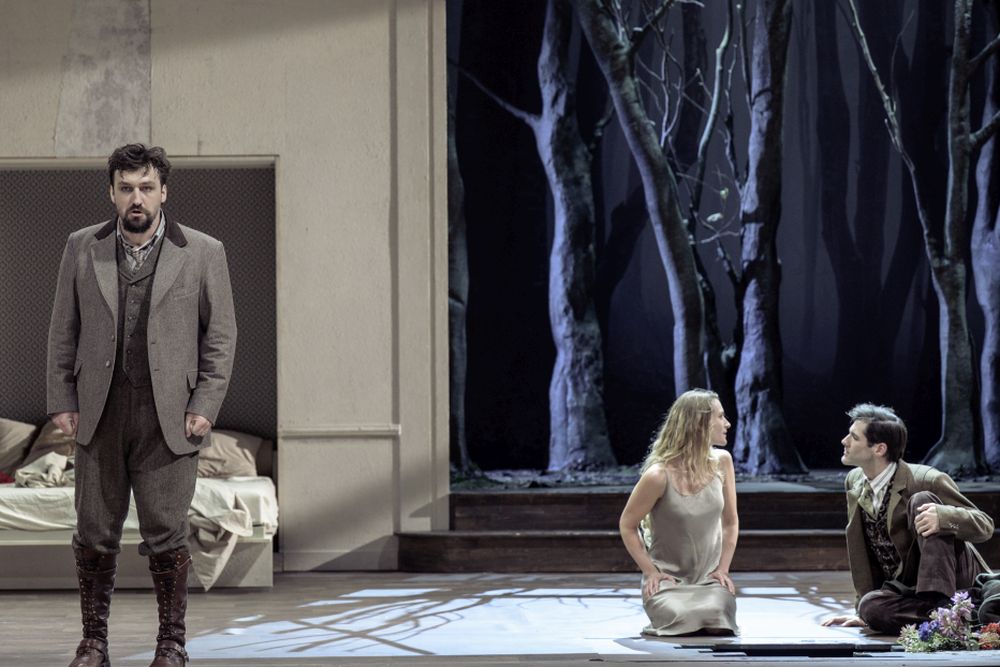 Der leidende Dritte ist Mittelpunkt dieser Aufführung: Pavol Kubáň (Golaud), David Oller (Pelléas), Arnheiður Eiríksdóttir (Mélisande) © Petr Neubert
