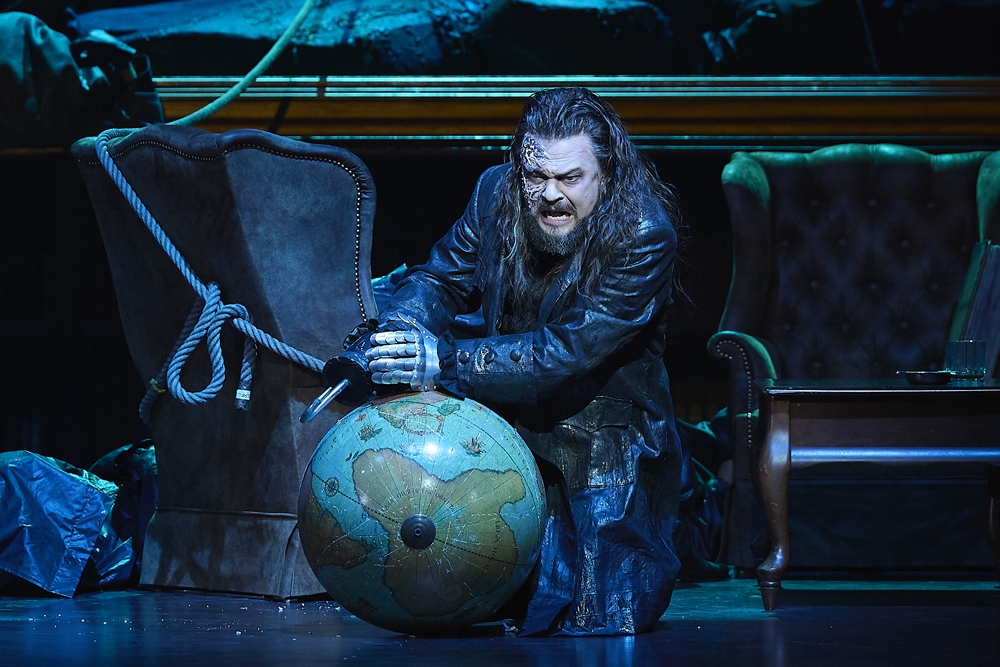 Jordan Shanahan macht aus dem Holländer eine zutiefst menschliche Sagengestalt